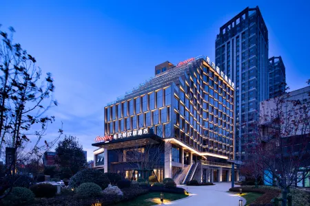 Hampton by Hilton  Linyi Beicheng Center Отели рядом с достопримечательностью «Linyi University Foreign Language School»