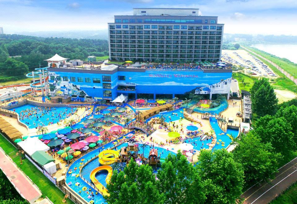 an aerial view of a large swimming pool area with slides and other water slides at Sun Valley Hotel