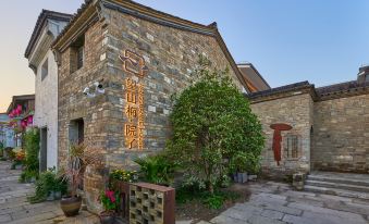 Hangzhou Jiande Yanzhou Ancient City. Looking at Shan Mei Yard.