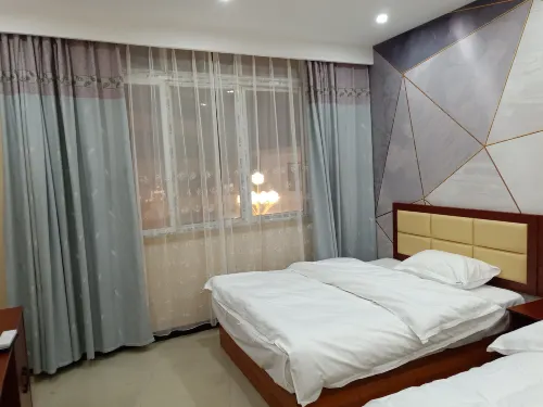 Zhenxiong Fenhong Inn