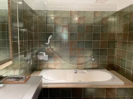 Archess Hotel Отели рядом с достопримечательностью «Chou's Honor Arch»