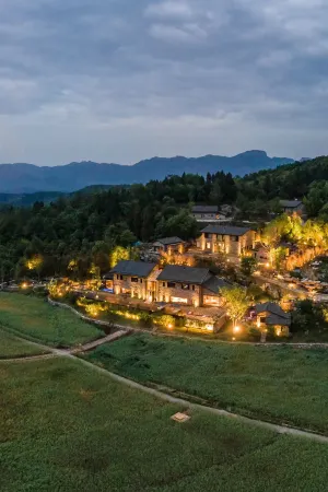 Nanchawan Stone House Homestay Отели рядом с достопримечательностью «Three Gorges Grand Waterfall»