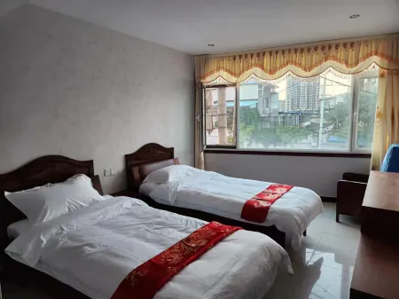 Zhiguo Hotel Отели рядом с достопримечательностью «Tomb of Jiang Wei»