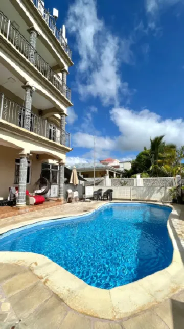 Cozy Flat with pool & 10 mins walk to beach