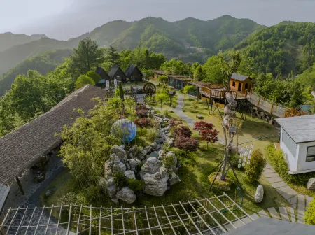 Yunshang Light Luxury Homestay Отели в г. Цзыян