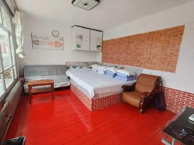 Jiayin Dahuokang Courtyard-Style Hotel Suite Homestay Отели рядом с достопримечательностью «Национальный геологический парк динозавра Цзянь»