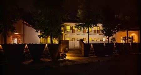 Jiezishan Lodge Отели рядом с достопримечательностью «Dazu Stone Carving Baoding Mountain Scenic Area - Guiding Service Hall»