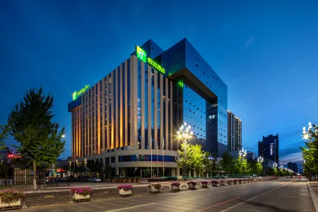 Holiday Inn Baoji Central Отели рядом с достопримечательностью «Jintai Taoist Temple»