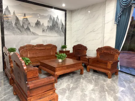 Mengla Yunpeng Grand Hotel Отели рядом с достопримечательностью «Mohan»