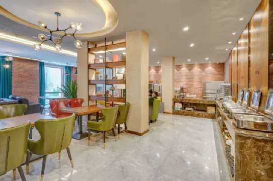 James Joyce Coffetel (Harbin Railway Station South Square Museum Subway Station) Отели рядом с достопримечательностью «Revolution Leader Memorial»