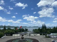 Ningbo Dongqian Lake Qixin Resort Hotel Hotel in zona Nandong Pavilion