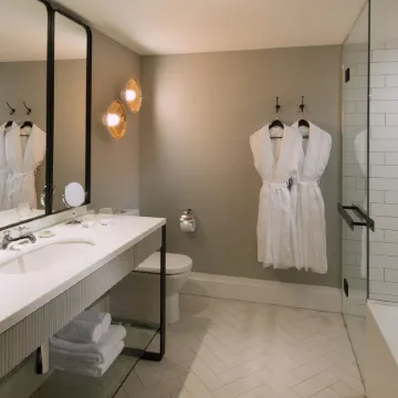 Mayfair Hotel Adelaide by IHG Отели рядом с достопримечательностью «Площадь Виктория»