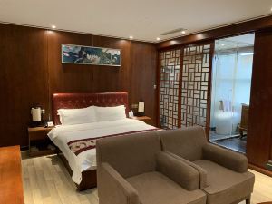 LuoYang YiFeng Red Wine Theme Hotel