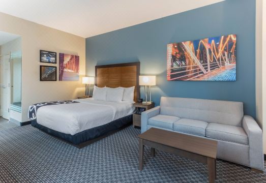 4. 라 퀸타 인 &..