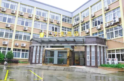 7Days Inn Hotel (Deqing Yuyue) Отели рядом с достопримечательностью «Храм Чу Хэянь»