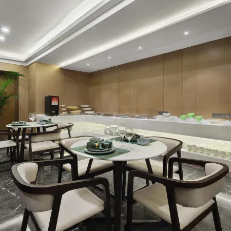 Huanhua Jincheng Hotel Отели рядом с достопримечательностью «Дворец Цинъян»