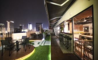 At night, there is a rooftop restaurant with tables and chairs that offers a scenic outdoor view at Hangzhou Wulin International City Camp (West Lake Wulin Gate Subway Station Store)