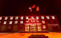 Madotian River Hotel - parking