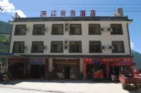 維西濱江商務飯店（巴迪鄉店） 太陽當空趙附近的飯店
