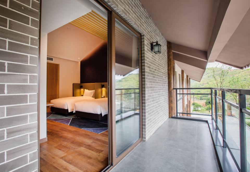 2. 홀리데이 인 익..