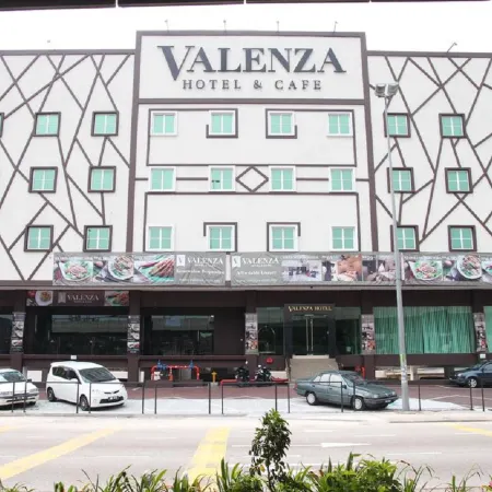 Hotel Valenza Отели рядом с достопримечательностью «Торговый центр Mid Valley Mega Mall»