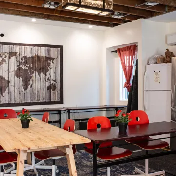 The Rumi Hostel Отели рядом с достопримечательностью «Кореатаун»