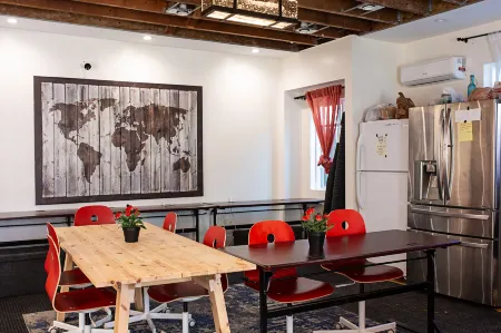 The Rumi Hostel Отели рядом с достопримечательностью «Ла Брея Тар Питс & Музеум»