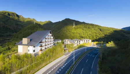 Yunshang Huaxi Holiday Hotel Отели рядом с достопримечательностью «Zhaomingyuan Scenic Area»