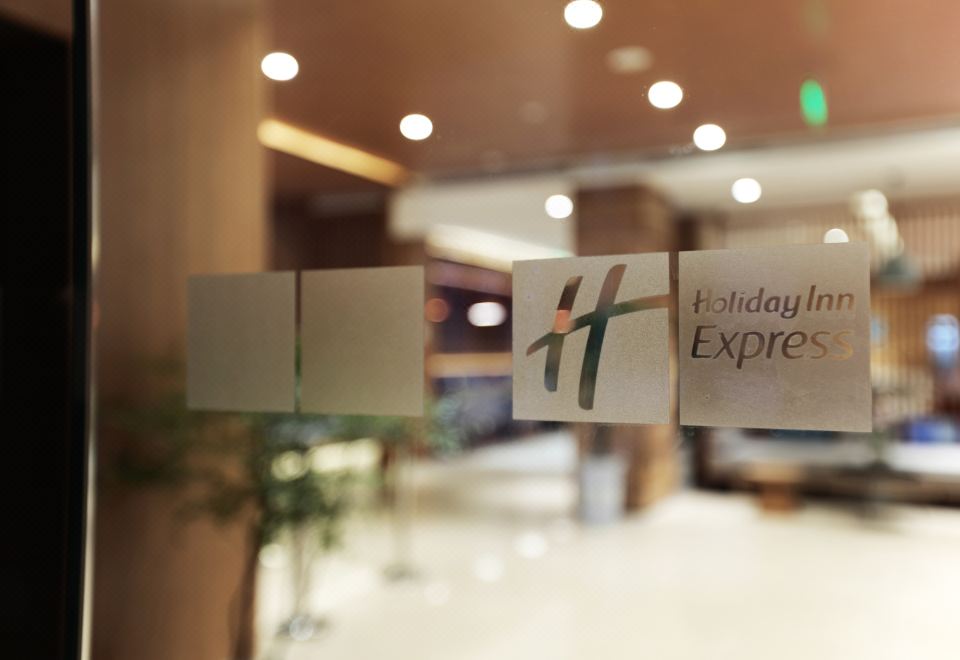 2. 홀리데이 인 익..