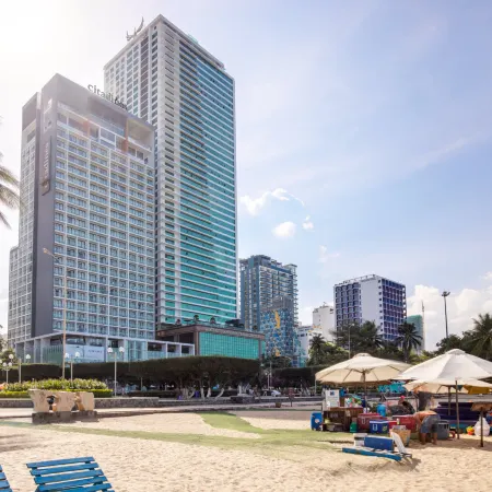 Citadines Bayfront Nha Trang Отели рядом с достопримечательностью «Пляж Хон-Чонг»