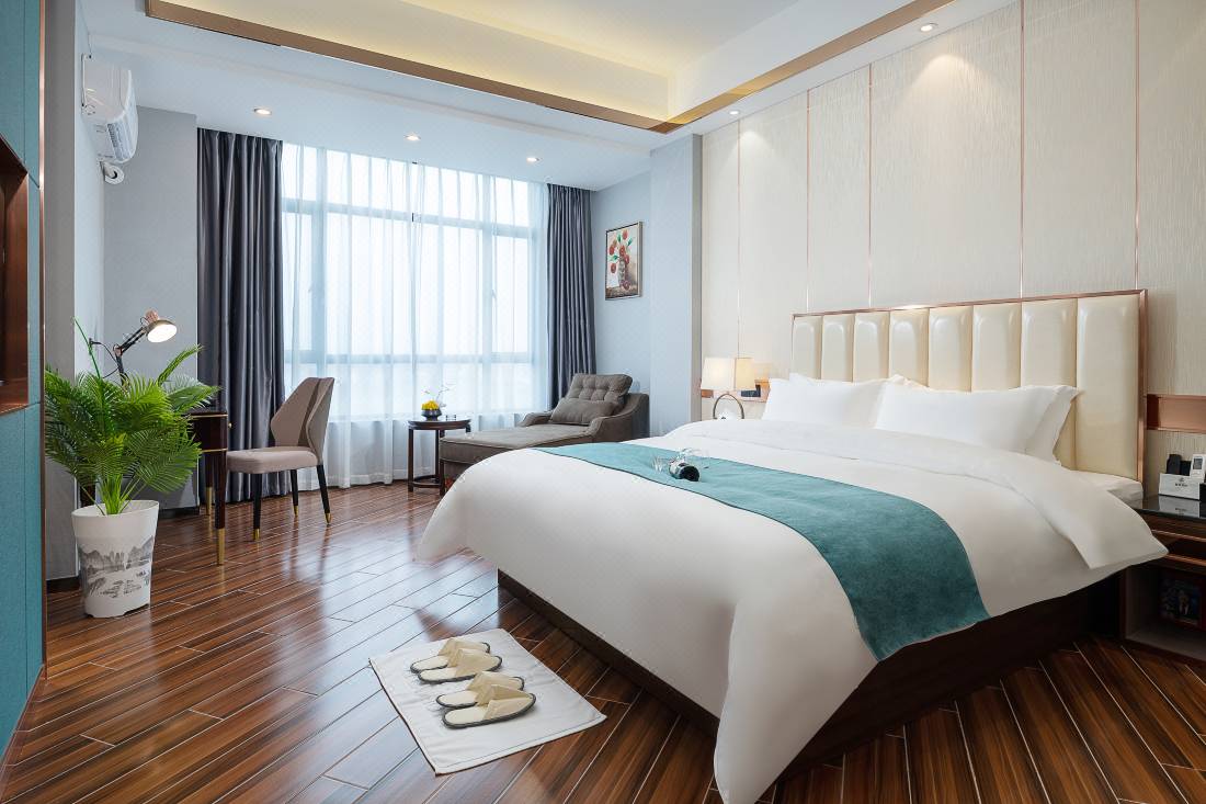 Tour du lịch golf Quảng Ninh - Phòng ngủ cao cấp tại khách sạn Lợi Lai.