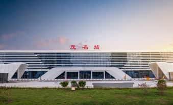 Paco Hotel (North Square Branch of Maoming HSR Station)