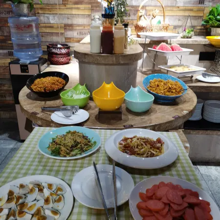 Weilan Xinshe Hotel (Shilaoren Beach Miaoling Road Subway Station)