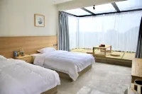 Xinfeng Lingnan maple leaves World Hotels in Xinfeng