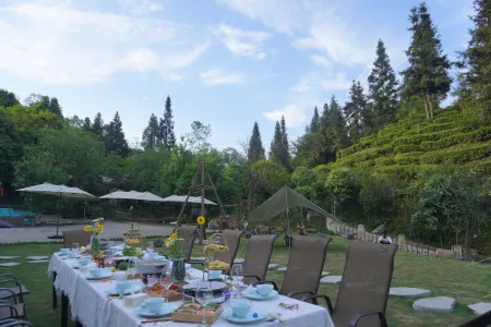 Qingcheng Road Chashanfang Tea Culture Private Soup Hotel Отели рядом с достопримечательностью «Baiyun Wanfo Cave»