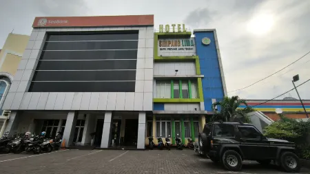 Hotel Simpang Lima Semarang Отели рядом с достопримечательностью «Лима»