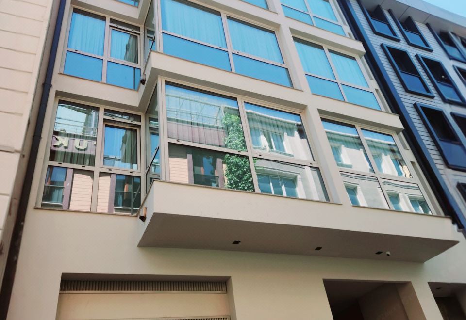 Weingart Suites Hotel