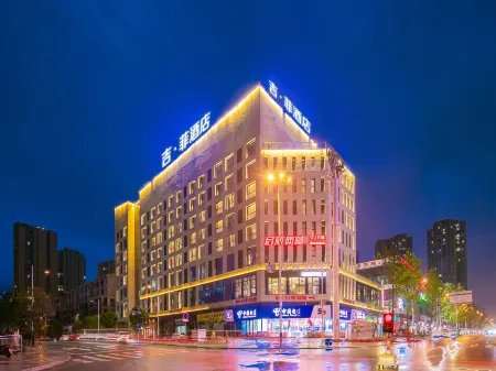 Yibin Lingang University City Exhibition center James Cafe Hotel Отели рядом с достопримечательностью «Yibin College Lingang Campus (Phase 1)»