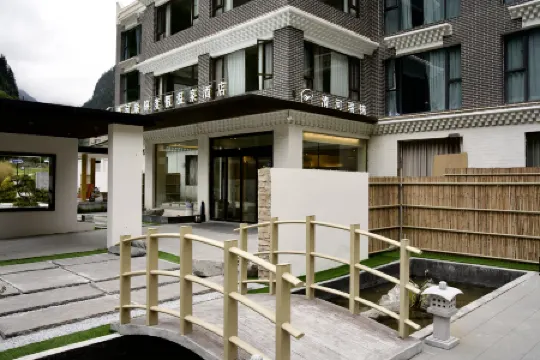 Qinghe Ruijin Private Soup Hot Spring Hotel (Li County Bipenggou Scenic Area Store)