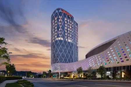 Hampton by Hilton Wuhan Jiangxia Отели рядом с достопримечательностью «Wuhan Vocational College of Communication and Publishing»