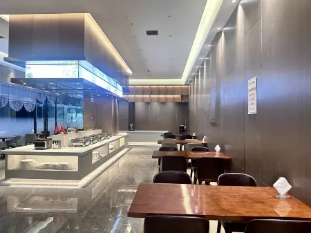 Xingzhou Grand Hotel Отели рядом с достопримечательностью «Xingyi Normal University for Nationalities West Campus»