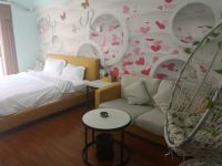 锐思堡国际公寓酒店(佛山三水万达店) - 草色莓香大床房