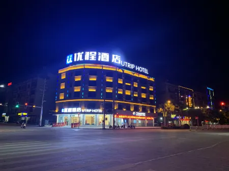 Unitour Hotel (Chongzuo Longzhou Hong Bajun Square) Отели в г. Лунчжоу