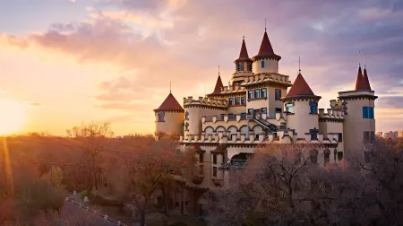 Harbin Sun Castle Resort Отели рядом с достопримечательностью «Heilongjiang Institute of Tourism Taiyangdao Campus»