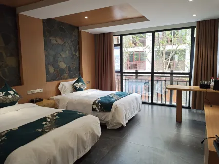 Xuanhan Bashan Phoenix Hotel Отели рядом с достопримечательностью «Bashan Grand Canyon Luopan Peak»