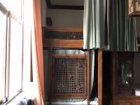 大理百合国际青年旅舍 - 男生花园伴荷格子窗6人间(床位)
