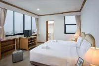 河濱廣場飯店及公寓 Wat Chaloem Phra Kiat附近的飯店