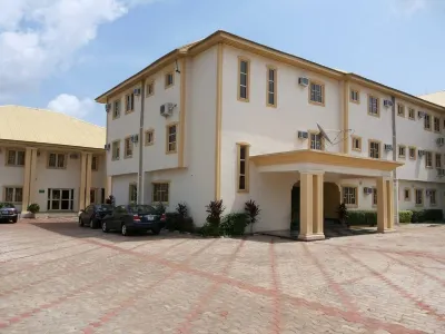 Kim Royals Hotel and Suites Hotels near KOKA JUNCTION/FLYOVER