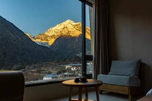 YOLO Guesthouse - balcony