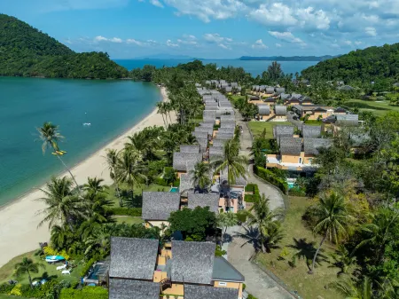 Villa Manipura Отели рядом с достопримечательностью «Chao Por Koh Chang Shrine»